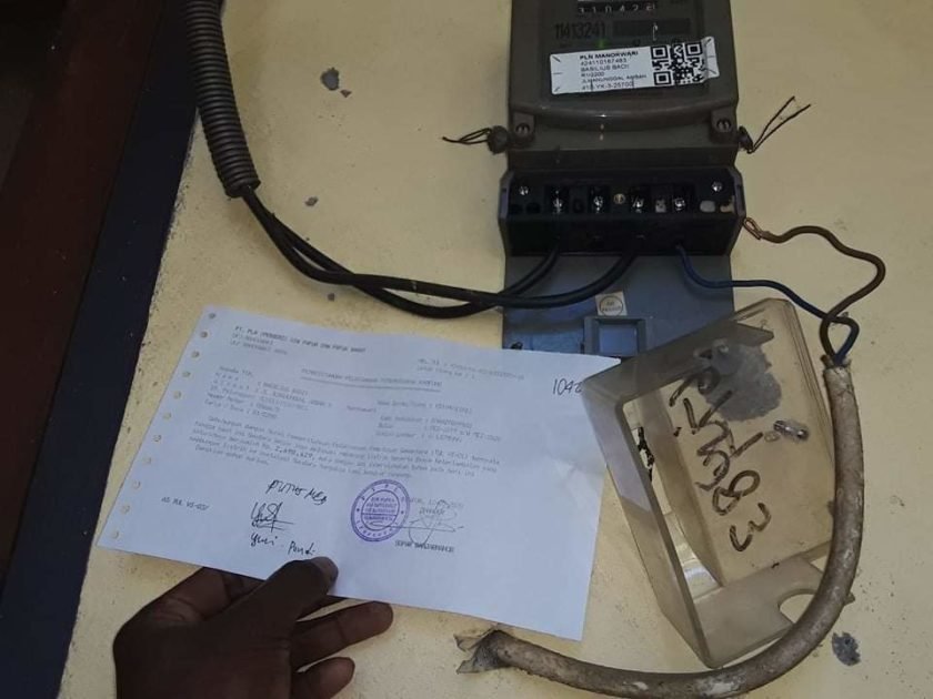 Ditengah Maraknya Covid-19, PLN Memutuskan Meteran Asdei di Manakwari