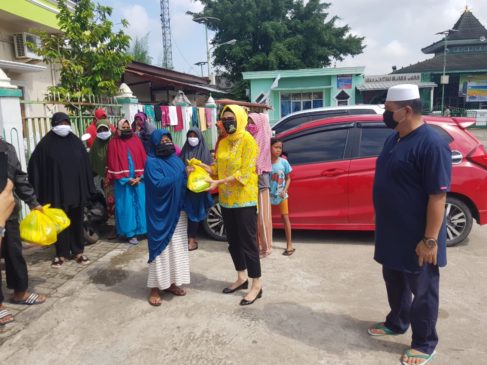 Bagikan Sembako ke Masyarakat, Anita Sekaligus Dengarkan Keluhan Warga