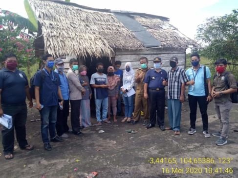 BLT di Desa Ketiau Disalurkan Secara Door To Door