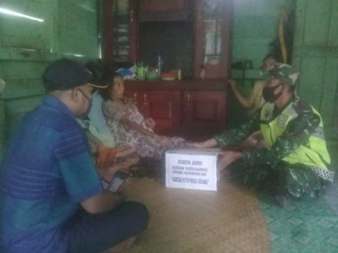 Babinsa Muara Siau Kunjungi Warga Yang Sakit Bertahun-Tahun