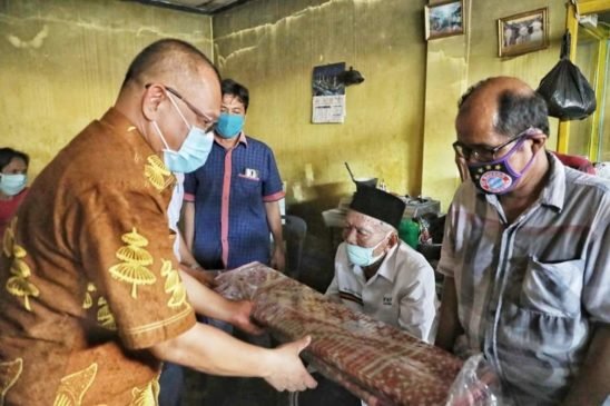 Plt Walikota Medan Tinjau dan Berikan Bantuan Korban Kebakaran Tegal Sari 11