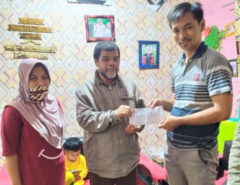 Aparatur Pekon Wates Berikan Bantuan Sukarela dan BLT Kepada Keluarga Rico Candra