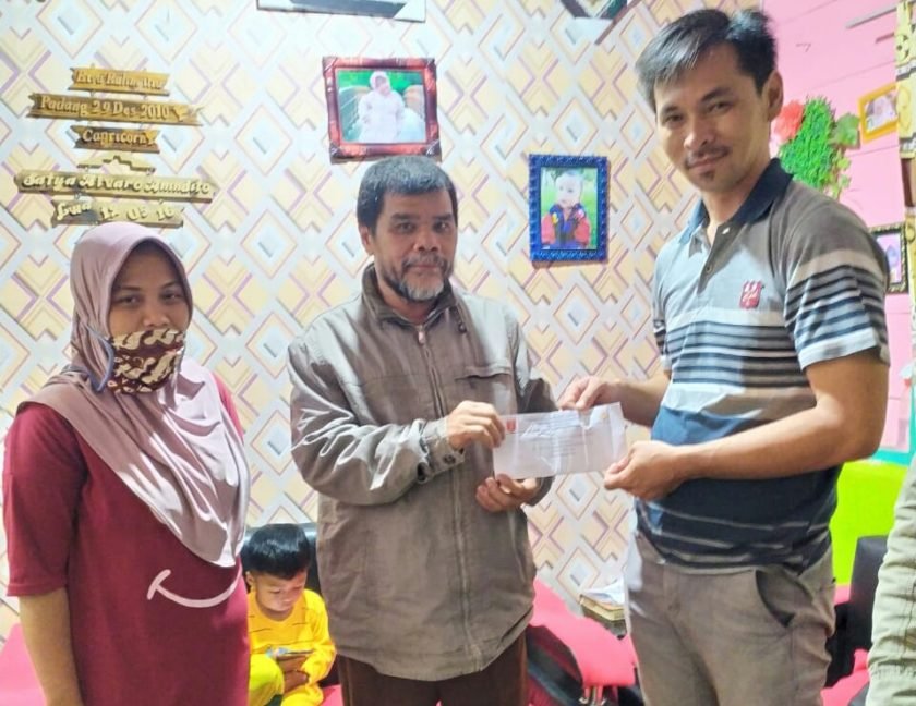 Aparatur Pekon Wates Berikan Bantuan Sukarela dan BLT Kepada Keluarga Rico Candra