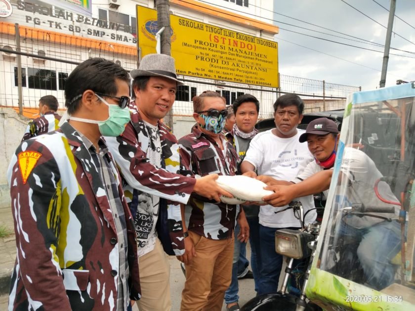 Peduli Dampak Covid-19, PAC IPK Medan Tuntungan Bagi Beras ke Abang Tukang Becak