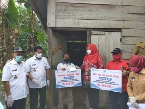 Bupati Banyuasin Sambangi Langsung Warga untuk Bagikan BLT