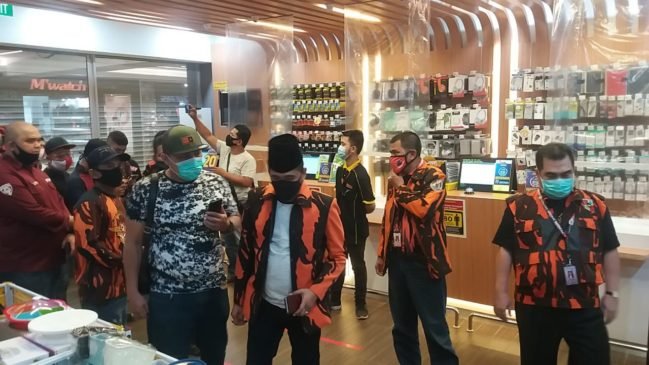 Temukan Stiker Lambang Komunis, Ormas Pemuda Pancasila Berang ‘Geruduk’ Toko MR DIY