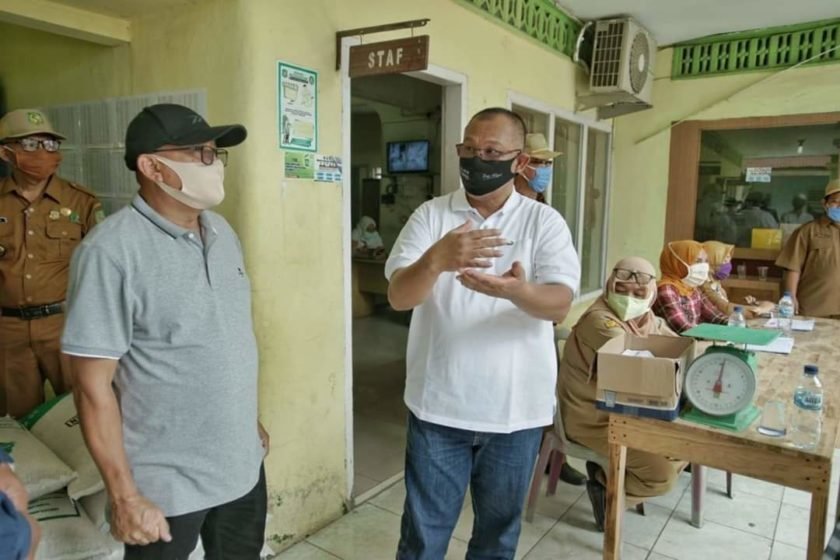 Plt Walikota Medan Tinjau Langsung Pembagian Bansos di Kelurahan Mabar