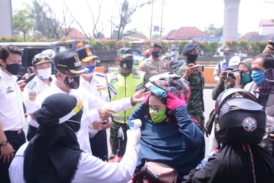 Wako Palembang Cek Lokasi Pemantauan PSBB di Seberang Ulu