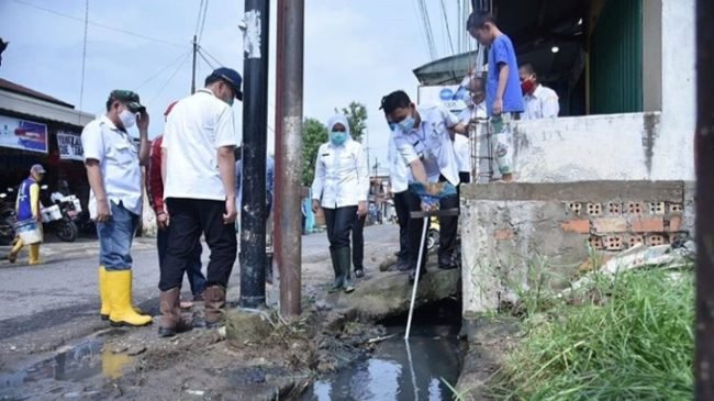 Kerab Banjir, Wakil Walikota Tinjau Saluran Air Jalan Sosial dan Jalan Ario Kemuning