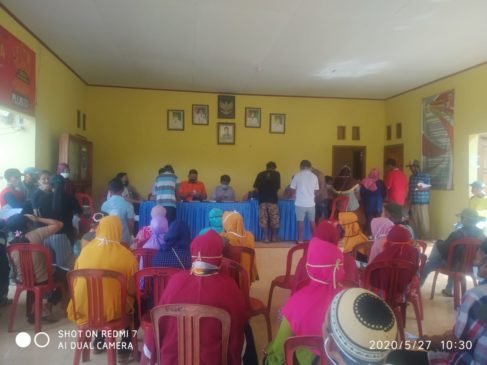 Warga Kecamatan Gedung Aji Terima Bantuan Sosial Tunai (BST)