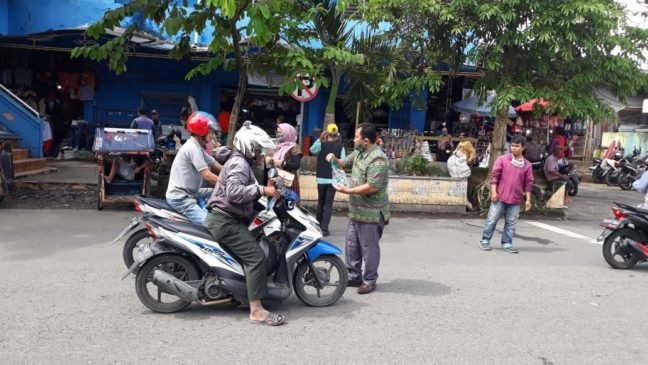 DPC PKB Lahat Bagikan Masker di Perempatan