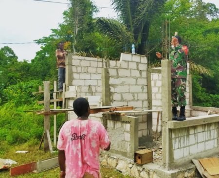 Tingkatkan Stabilitas Keamanan, Babinsa Koramil 1803-01/Kota Bantu Warga Dirikan Pos Keamanan Kampus Politeknik