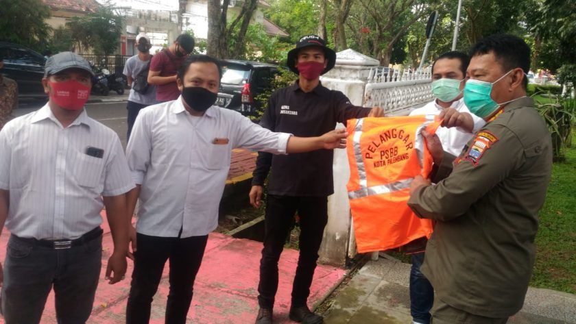 REGTA, Gemas Lacona dan Garuda Berikan Rompi Pelanggar PSBB untuk Wako Palembang