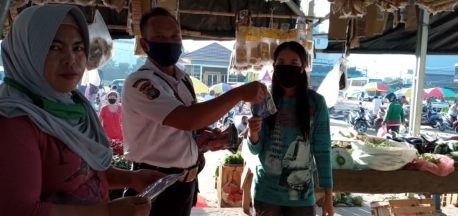 Pengunjung dan Pedagang Pasar Parit Tiga Wajib Gunakan Masker