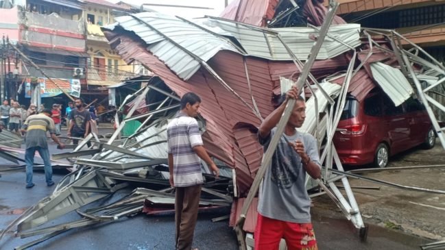 Toko Pempek di Palembang Porakporanda  Diterjang Angin Puting Beliung