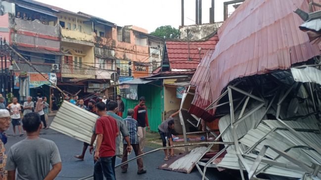Angin puting beliung memporakporandakan toko pempek di Kota Palembang (Reza Fajri / Mattanews.co) 