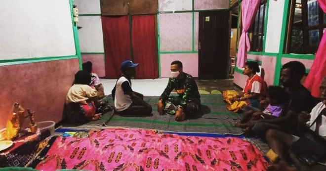 Melalui Komsos Babinsa di Koramil Persiapan Kramongmongga Ajak Warga Patuhi Anjuran Pemerintah