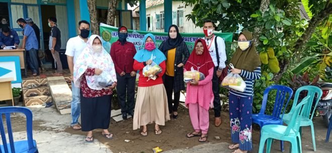 IKAFH 99 UMP Peduli Covid 19 Bagikan Sembako ke Warga Keramasan