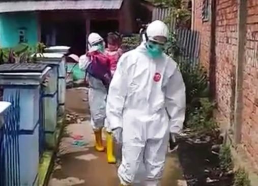 Bocah 2 Tahun Positif Covid-19 Dijemput Petugas Medis di Palembang