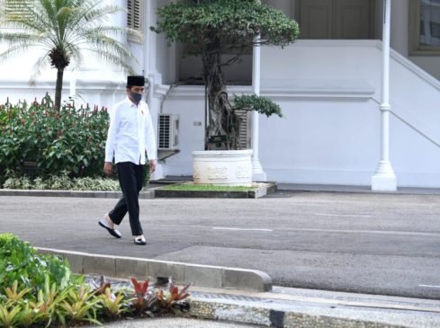 Presiden Jokowi Salat Jumat di Masjid Baiturrahim