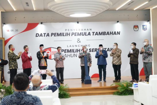 Kemendagri Serahkan DP4 Pemilih Pemula ke KPU