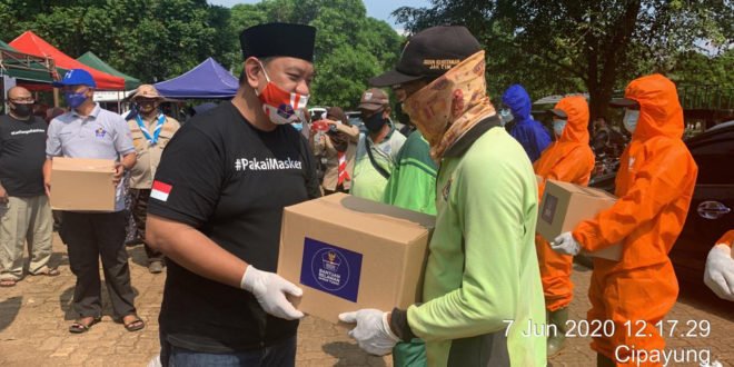 BNPB Bantu Petugas Pemakaman dengan Baju APD Anti Covid-19