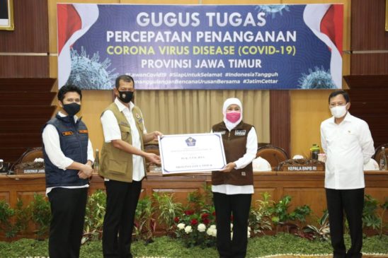 Tangani Covid-19 Jatim, Gugus Tugas Serahkan Bantuan Langsung Alkes Hingga Robot Disinfektan