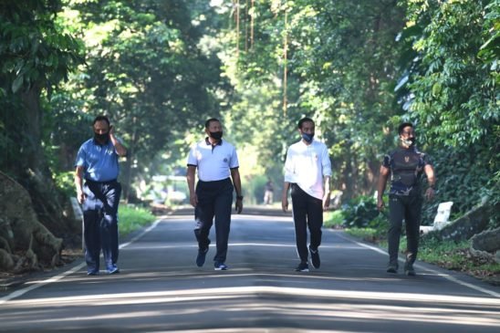 Presiden Jokowi Berolahraga Pagi Bersama para Kepala Staf TNI di Istana Bogor