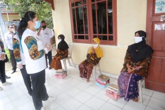 Feby Deru Peduli Lansia
