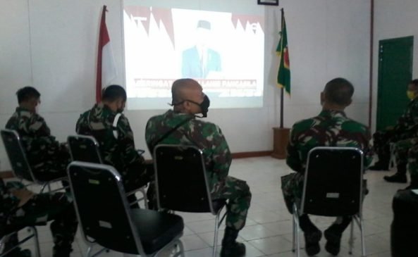 Prajurit Kodim 1803/Fakfak Melalui Live Streaming Menyaksikan Pidato Presiden RI Pada Peringatan Hari Lahir Pancasila