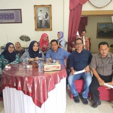 Pemdes Desa Lubuk Lancang Banyuasin Bagikan BSP ke Warga