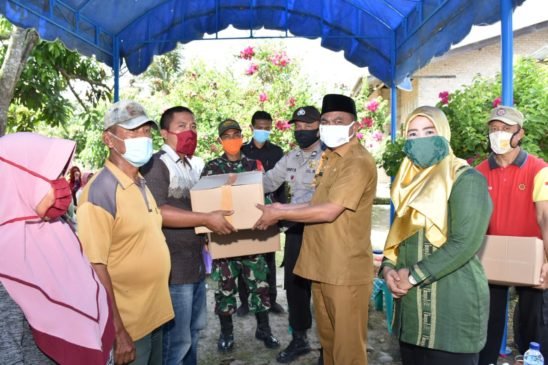 Wabup Sergai Bagikan 100 Paket Sembako di Desa Payalombang
