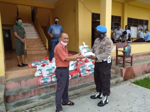 Polres Fakfak Salurkan Bantuan Sosial Polri Peduli Tahap II