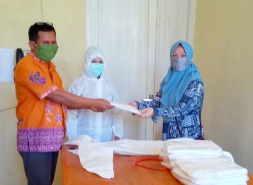Anggota DPRD Sulbar Serahkan 50 Pasang APD untuk Tim Medis RS Satelit Mamuju Tengah