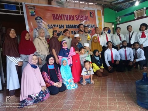 Polres Raja Ampat Santuni Anak Yatim Piatu di Panti Asuhan Cahaya Alqodiri