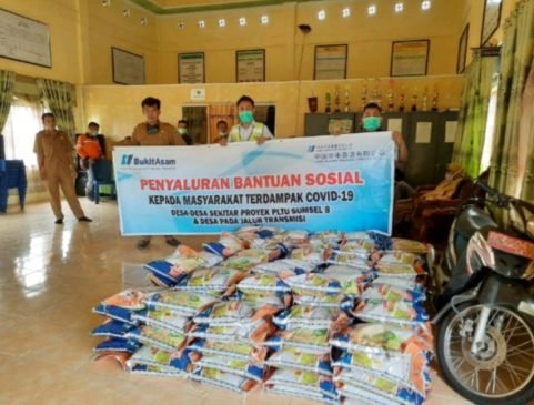PLTU Sumsel 8 Salurkan Beras di Desa Ring Satu dan Desa Jalur Transmisi