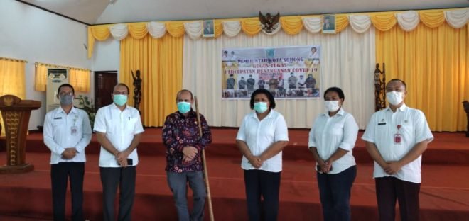 Senator DPD RI Sanusi Rahaningmas Momotivasi Pasien Covid-19 di Kota Sorong