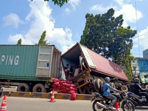 Tronton Terbalik di Demang Lebar Daun, Membuat Macet Panjang Pengendara 