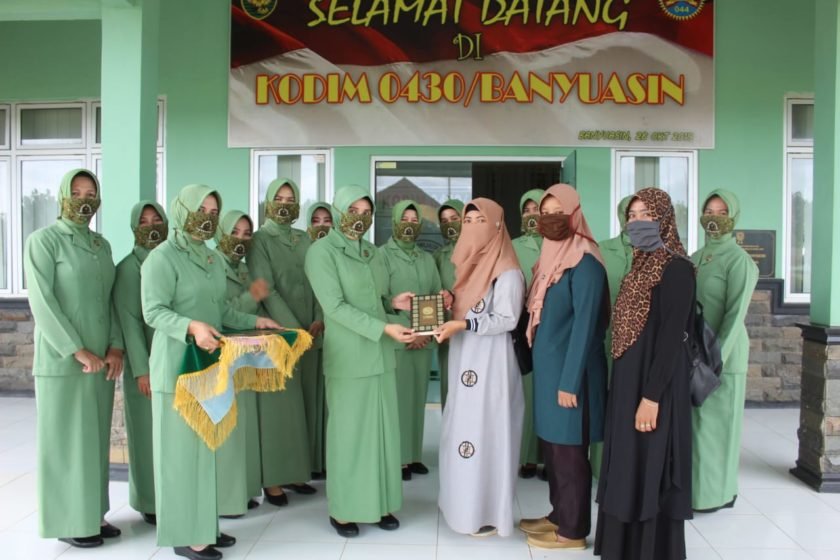 Ketua Persit KCK Kodim 0430 Banyuasin Sumbangkan Kitab Suci Alquran