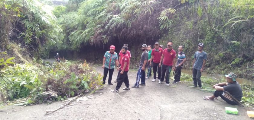 Camat Balik Bukit Hadiri Kegiatan Gotong – Royong Bersihkan Jalan Wayrobok
