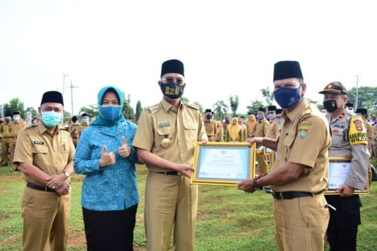 Bupati Mura Serahkan Piagam Penghargaan Lomba KKBPK-Kesehatan Tingkat Nasional