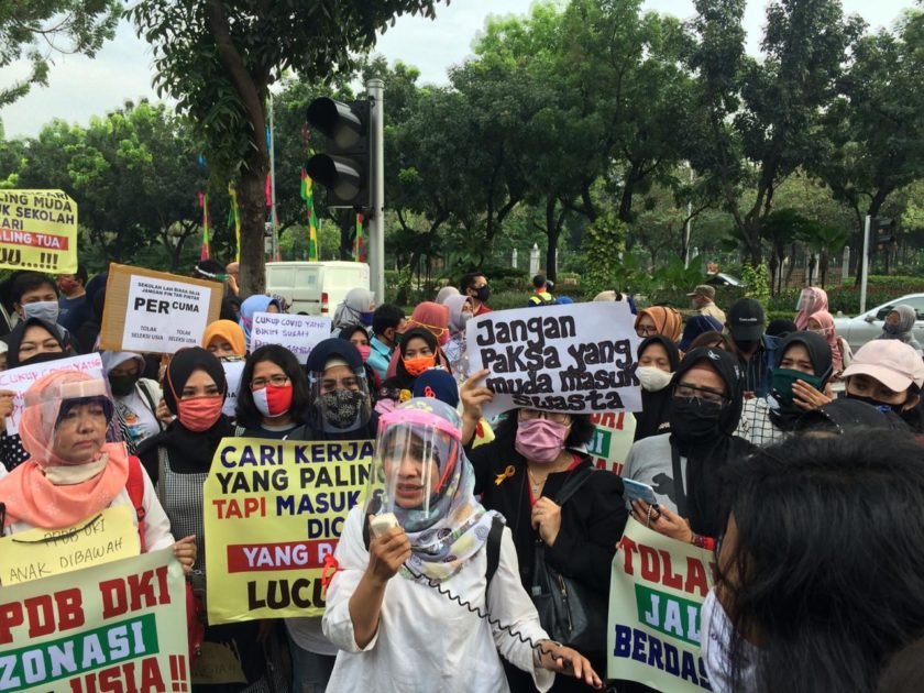 Tuntut Hapus Prioritas Usia Dalam Aturan PPDB, Ratusan Orangtua Murid Demo di Balaikota Jakarta