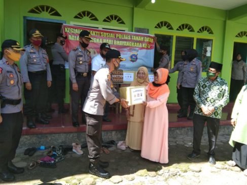 Ramaikan HUT ke-74 Bhayangkara, Polres Tanah Datar Bagikan Sembako