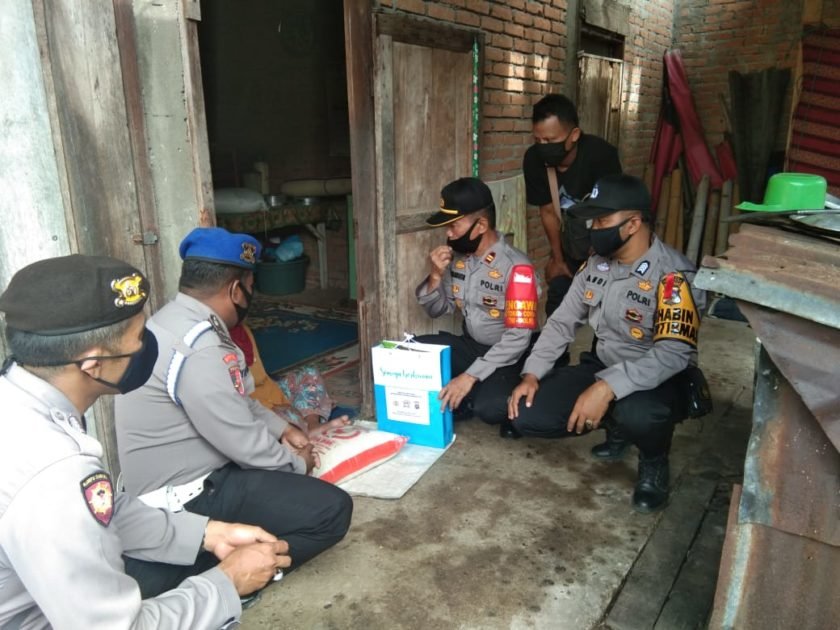 Polsek Sungayang Berikan Bantuan ke Lansia