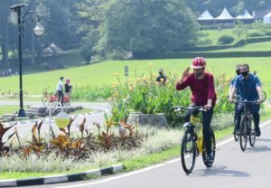 Sambil Berolahraga, Presiden Jokowi Sampaikan Hasil Uji Swabnya