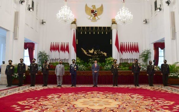 Pimpin Peringatan ke-74 Hari Bhayangkara, Presiden Jokowi Anugerahkan Tanda Kehormatan