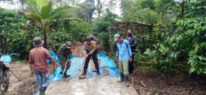 Babinsa Koramil 422-04/Balik Bukit Bantu Warga Pengecoran Jalan Desa