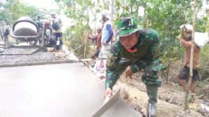 TNI Yang Ahli Tukang Menjadi Andalan di Proyek Jalan TMMD