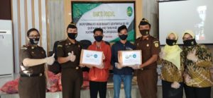 Kejari Bangka Belitung Bagikan Ratusan Paket Sembako ke Warga Miskin