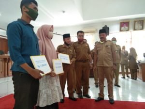 Pemkab Tanah Datar Serahkan Bantuan ke Ratusan Pelajar dan Mahasiswa
